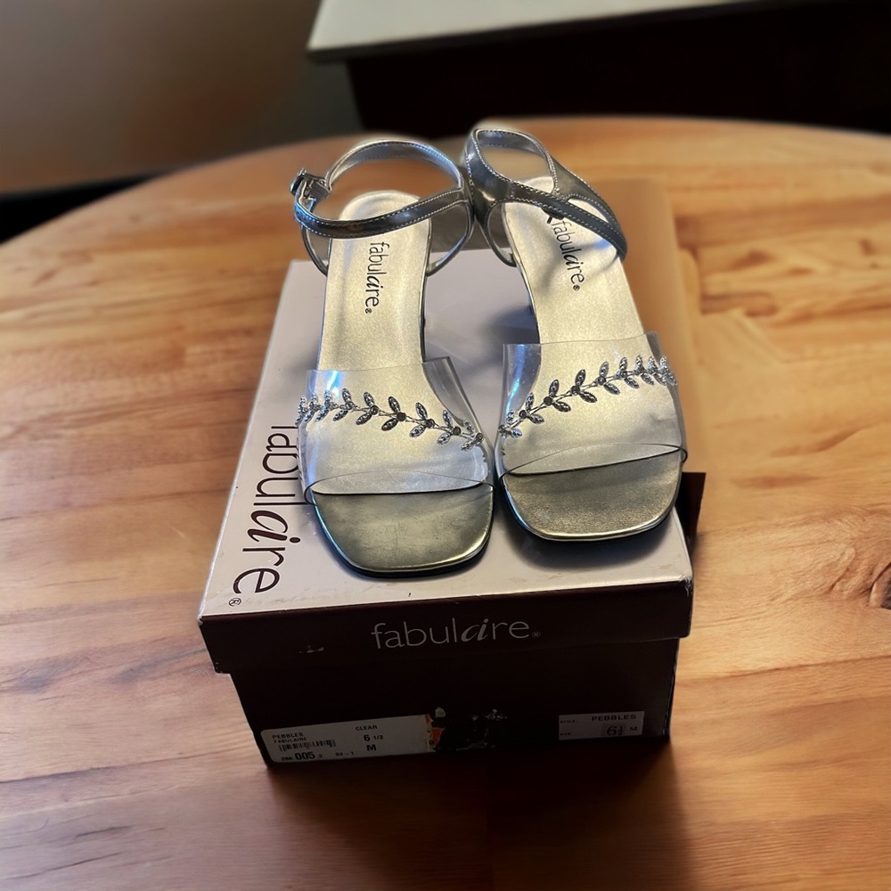 NIB Womens Fabulaire ‘Pebbles’ Clear pump heels.